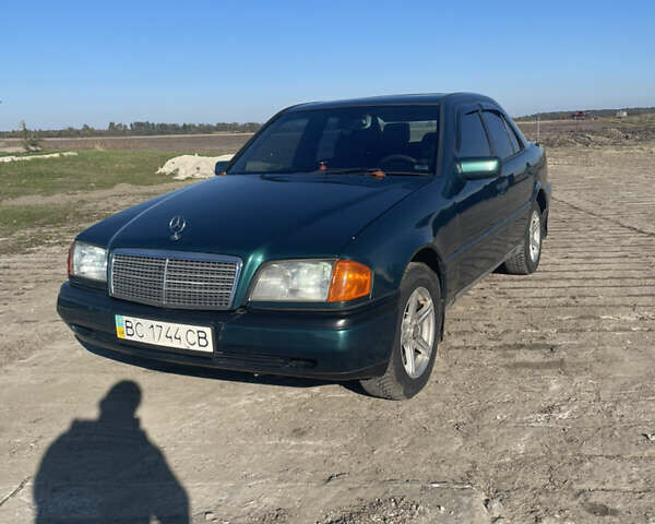 Зеленый Мерседес Ц-Класс, объемом двигателя 1.8 л и пробегом 361 тыс. км за 3300 $, фото 1 на Automoto.ua