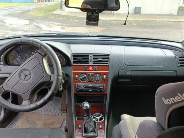 Зеленый Мерседес Ц-Класс, объемом двигателя 2.2 л и пробегом 350 тыс. км за 2900 $, фото 5 на Automoto.ua