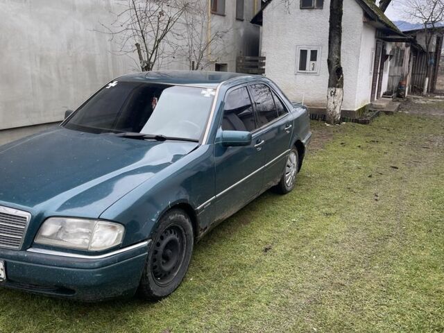Зеленый Мерседес Ц-Класс, объемом двигателя 2 л и пробегом 250 тыс. км за 1650 $, фото 1 на Automoto.ua