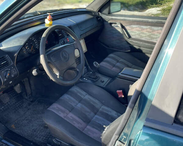 Зеленый Мерседес Ц-Класс, объемом двигателя 1.8 л и пробегом 361 тыс. км за 3300 $, фото 2 на Automoto.ua