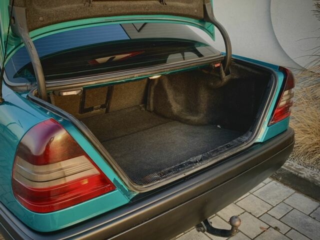 Зелений Мерседес Ц-Клас, об'ємом двигуна 2.3 л та пробігом 600 тис. км за 2500 $, фото 13 на Automoto.ua