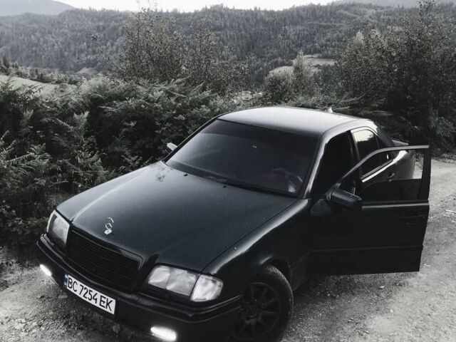 Зеленый Мерседес Ц-Класс, объемом двигателя 2 л и пробегом 145 тыс. км за 2100 $, фото 1 на Automoto.ua