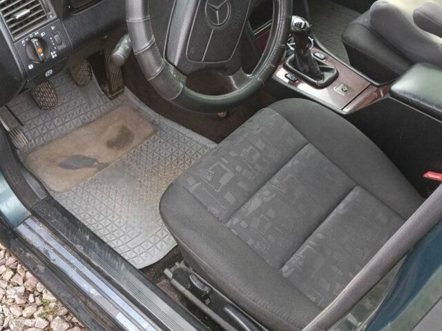 Зеленый Мерседес Ц-Класс, объемом двигателя 2.2 л и пробегом 350 тыс. км за 2900 $, фото 6 на Automoto.ua