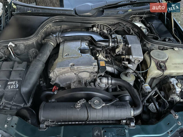 Зеленый Мерседес Ц-Класс, объемом двигателя 1.8 л и пробегом 361 тыс. км за 3300 $, фото 9 на Automoto.ua