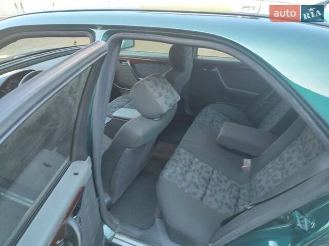 Зеленый Мерседес Ц-Класс, объемом двигателя 1.8 л и пробегом 300 тыс. км за 2650 $, фото 7 на Automoto.ua