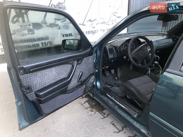 Зелений Мерседес Ц-Клас, об'ємом двигуна 1.8 л та пробігом 454 тис. км за 1700 $, фото 10 на Automoto.ua