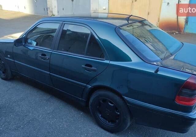 Зеленый Мерседес Ц-Класс, объемом двигателя 1.8 л и пробегом 300 тыс. км за 2650 $, фото 2 на Automoto.ua