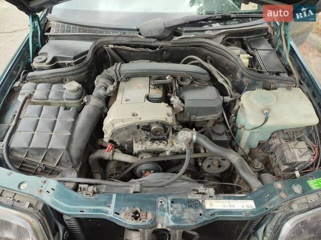 Зеленый Мерседес Ц-Класс, объемом двигателя 1.8 л и пробегом 300 тыс. км за 2650 $, фото 3 на Automoto.ua