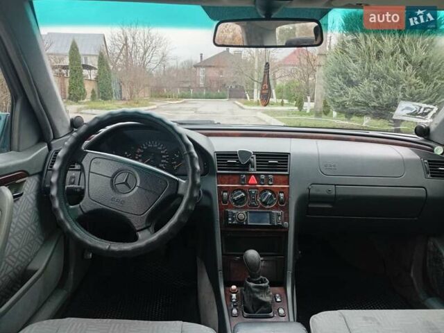 Зелений Мерседес Ц-Клас, об'ємом двигуна 2.2 л та пробігом 280 тис. км за 2450 $, фото 4 на Automoto.ua