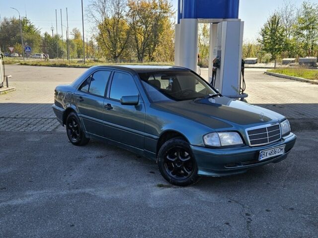 Зеленый Мерседес Ц-Класс, объемом двигателя 1.8 л и пробегом 280 тыс. км за 2700 $, фото 2 на Automoto.ua