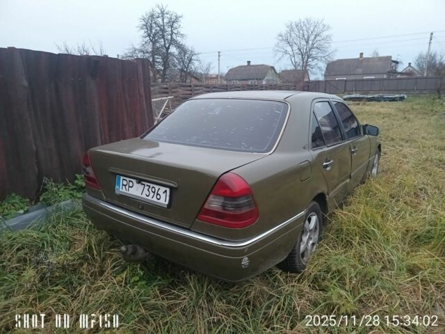 Зелений Мерседес Ц-Клас, об'ємом двигуна 1.8 л та пробігом 400 тис. км за 1000 $, фото 5 на Automoto.ua