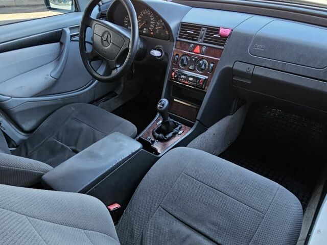 Зеленый Мерседес Ц-Класс, объемом двигателя 1.8 л и пробегом 280 тыс. км за 2700 $, фото 3 на Automoto.ua