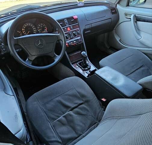 Зеленый Мерседес Ц-Класс, объемом двигателя 1.8 л и пробегом 280 тыс. км за 2450 $, фото 3 на Automoto.ua