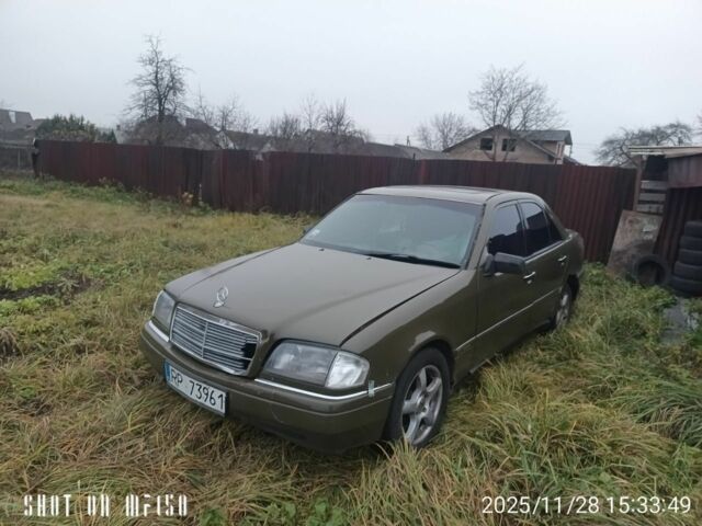 Зелений Мерседес Ц-Клас, об'ємом двигуна 1.8 л та пробігом 400 тис. км за 1000 $, фото 3 на Automoto.ua