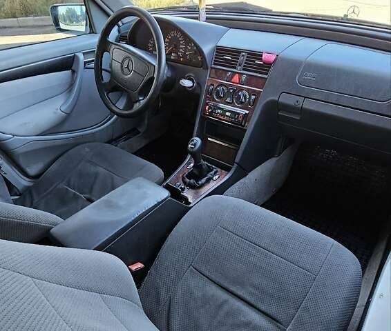 Зеленый Мерседес Ц-Класс, объемом двигателя 1.8 л и пробегом 280 тыс. км за 2700 $, фото 2 на Automoto.ua