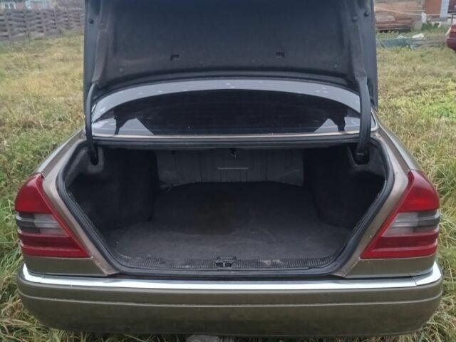 Зелений Мерседес Ц-Клас, об'ємом двигуна 1.8 л та пробігом 400 тис. км за 1000 $, фото 6 на Automoto.ua