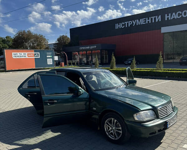 Зеленый Мерседес Ц-Класс, объемом двигателя 1.8 л и пробегом 328 тыс. км за 3000 $, фото 81 на Automoto.ua