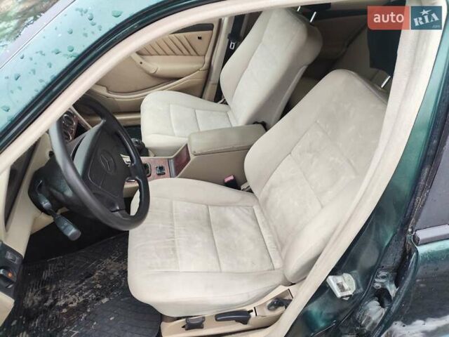 Зеленый Мерседес Ц-Класс, объемом двигателя 1.8 л и пробегом 402 тыс. км за 1850 $, фото 3 на Automoto.ua