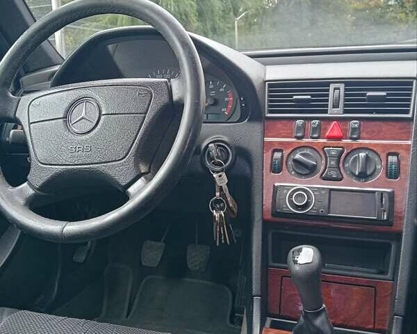 Зелений Мерседес Ц-Клас, об'ємом двигуна 2.15 л та пробігом 368 тис. км за 2850 $, фото 25 на Automoto.ua