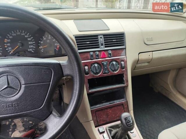 Зеленый Мерседес Ц-Класс, объемом двигателя 1.8 л и пробегом 300 тыс. км за 1999 $, фото 16 на Automoto.ua