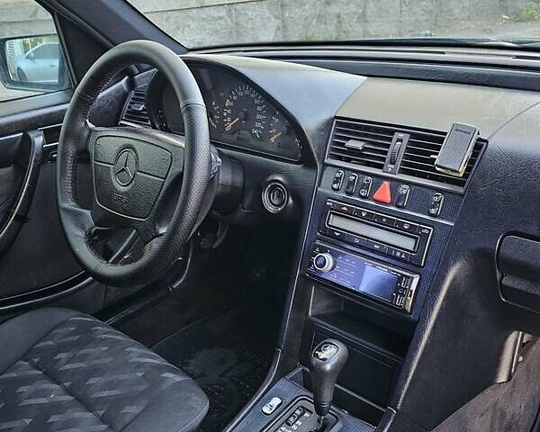 Зелений Мерседес Ц-Клас, об'ємом двигуна 2 л та пробігом 545 тис. км за 2400 $, фото 21 на Automoto.ua