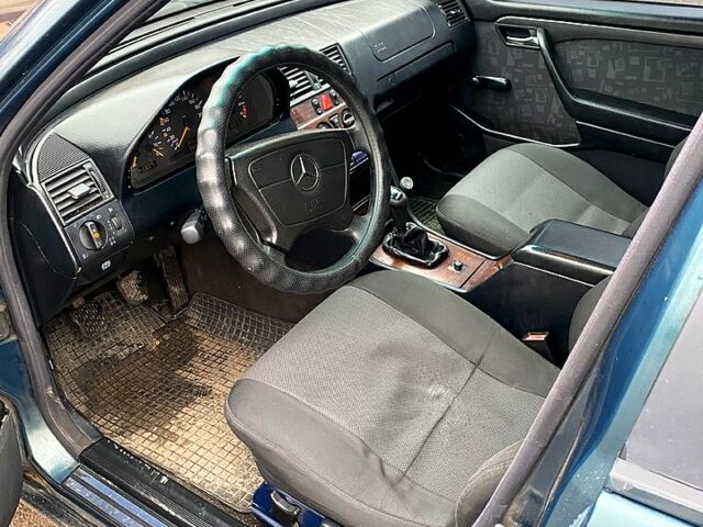 Зеленый Мерседес Ц-Класс, объемом двигателя 1.8 л и пробегом 350 тыс. км за 2100 $, фото 2 на Automoto.ua