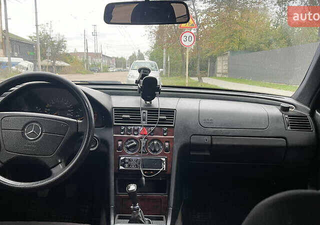 Зеленый Мерседес Ц-Класс, объемом двигателя 2.15 л и пробегом 490 тыс. км за 2000 $, фото 5 на Automoto.ua