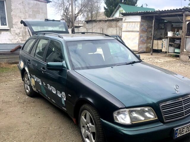 Зеленый Мерседес Ц-Класс, объемом двигателя 2 л и пробегом 280 тыс. км за 2400 $, фото 7 на Automoto.ua