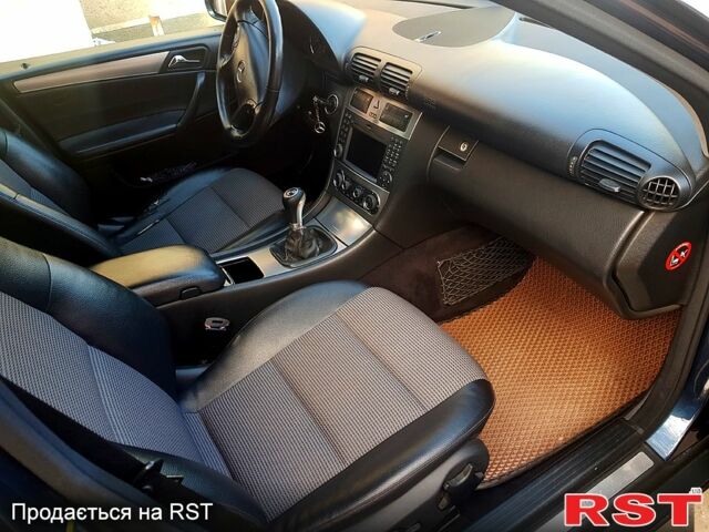 Зелений Мерседес Ц-Клас, об'ємом двигуна 2.1 л та пробігом 334 тис. км за 5500 $, фото 9 на Automoto.ua