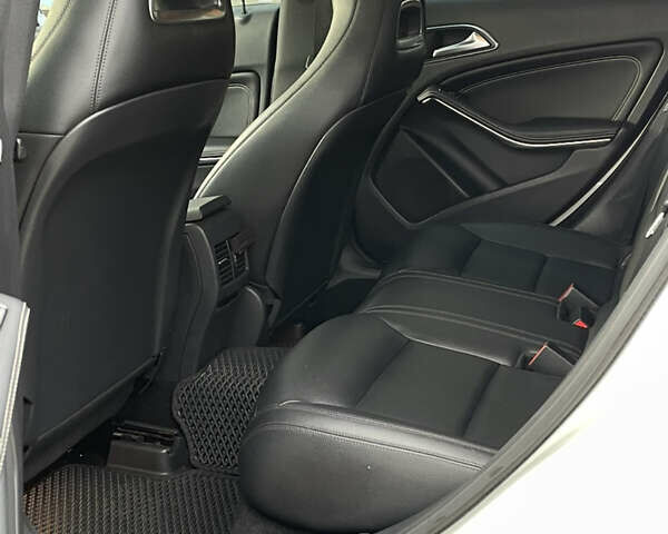 Білий Мерседес ЦЛА-клас, об'ємом двигуна 2 л та пробігом 96 тис. км за 17450 $, фото 84 на Automoto.ua