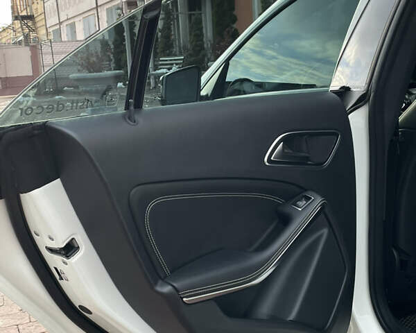 Білий Мерседес ЦЛА-клас, об'ємом двигуна 2 л та пробігом 96 тис. км за 17450 $, фото 83 на Automoto.ua