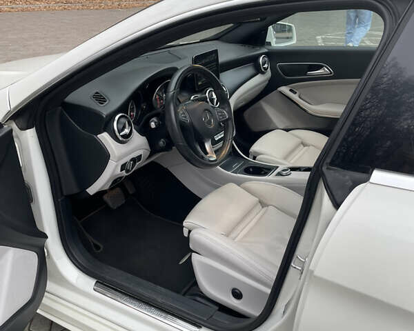 Белый Мерседес ЦЛА-класс, объемом двигателя 1.99 л и пробегом 169 тыс. км за 15500 $, фото 15 на Automoto.ua