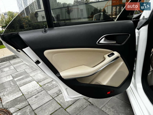 Белый Мерседес ЦЛА-класс, объемом двигателя 2 л и пробегом 95 тыс. км за 16999 $, фото 11 на Automoto.ua