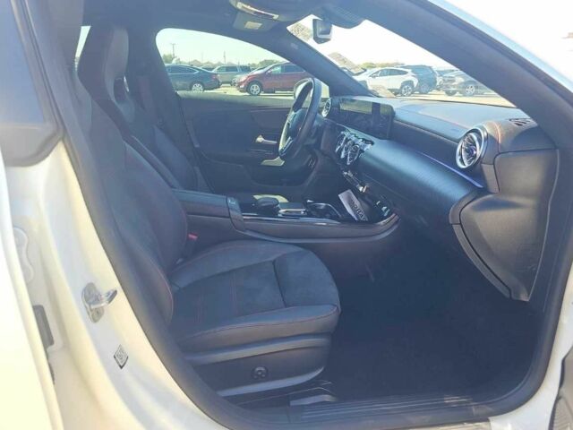 Білий Мерседес ЦЛА-клас, об'ємом двигуна 0 л та пробігом 32 тис. км за 30000 $, фото 6 на Automoto.ua