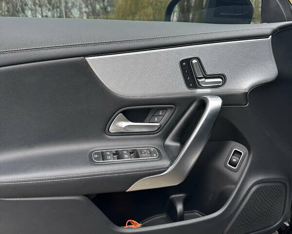 Чорний Мерседес ЦЛА-клас, об'ємом двигуна 1.99 л та пробігом 123 тис. км за 26990 $, фото 9 на Automoto.ua