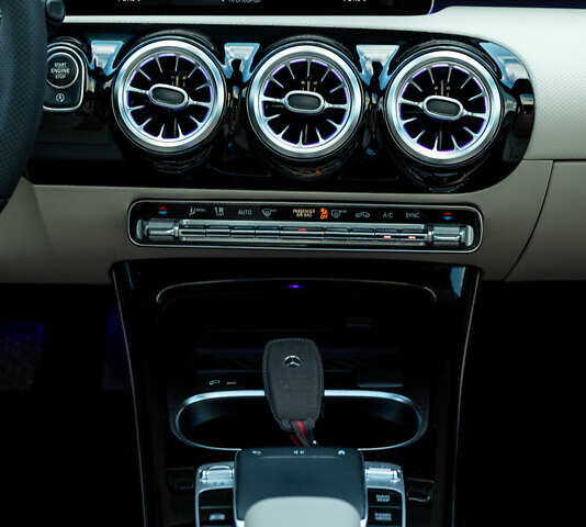 Черный Мерседес ЦЛА-класс, объемом двигателя 1.99 л и пробегом 55 тыс. км за 27700 $, фото 44 на Automoto.ua