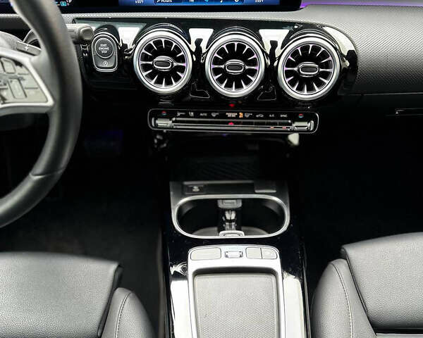 Чорний Мерседес ЦЛА-клас, об'ємом двигуна 2 л та пробігом 11 тис. км за 41000 $, фото 25 на Automoto.ua