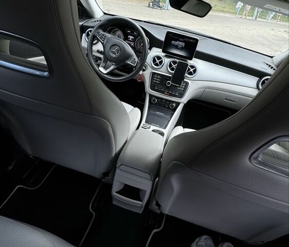 Черный Мерседес ЦЛА-класс, объемом двигателя 2.1 л и пробегом 299 тыс. км за 19800 $, фото 4 на Automoto.ua