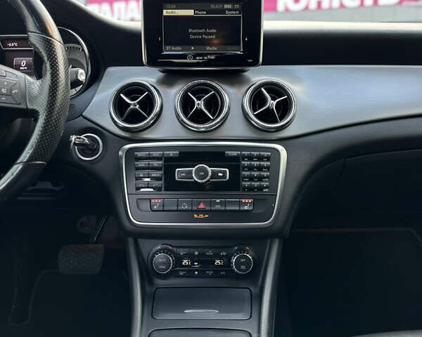 Красный Мерседес ЦЛА-класс, объемом двигателя 2 л и пробегом 160 тыс. км за 15200 $, фото 26 на Automoto.ua