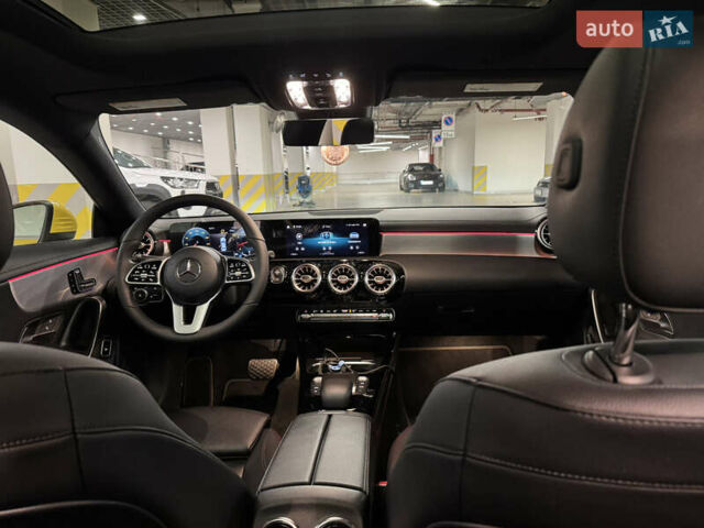 Желтый Мерседес ЦЛА-класс, объемом двигателя 1.99 л и пробегом 72 тыс. км за 32500 $, фото 10 на Automoto.ua