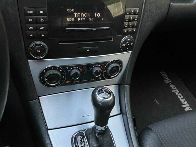 Чорний Мерседес ЦЛЦ 200, об'ємом двигуна 1.8 л та пробігом 186 тис. км за 10100 $, фото 6 на Automoto.ua