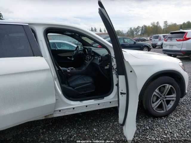 Белый Мерседес ЦЛЦ-класс, объемом двигателя 2 л и пробегом 87 тыс. км за 7000 $, фото 4 на Automoto.ua