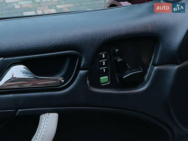 Червоний Мерседес ЦЛК-Клас, об'ємом двигуна 3.2 л та пробігом 216 тис. км за 5500 $, фото 25 на Automoto.ua