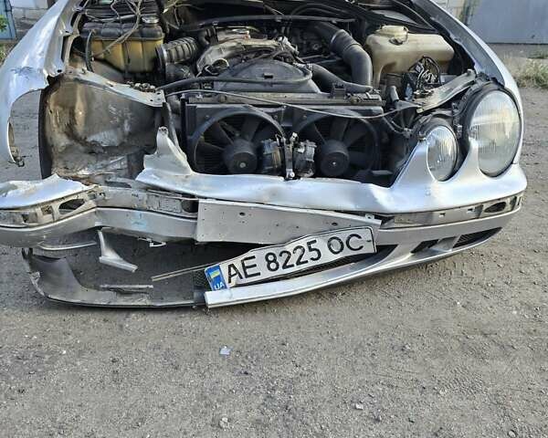 Серый Мерседес ЦЛК-Класс, объемом двигателя 2.3 л и пробегом 300 тыс. км за 1500 $, фото 2 на Automoto.ua
