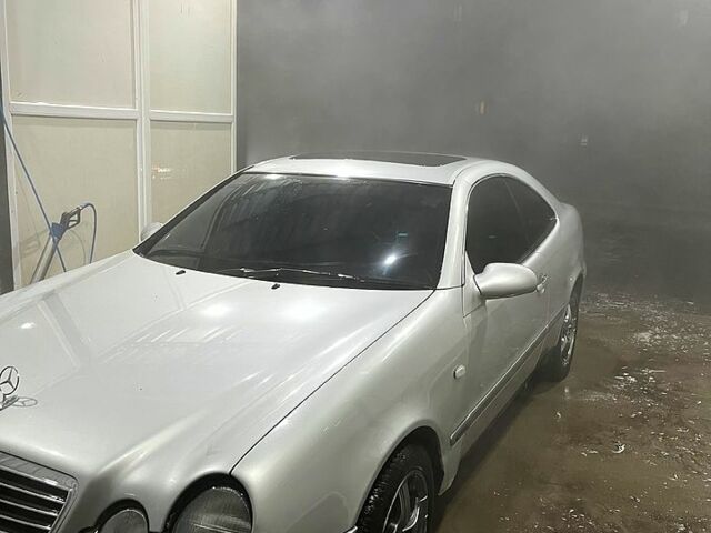 Серый Мерседес ЦЛК-Класс, объемом двигателя 2 л и пробегом 240 тыс. км за 2000 $, фото 2 на Automoto.ua