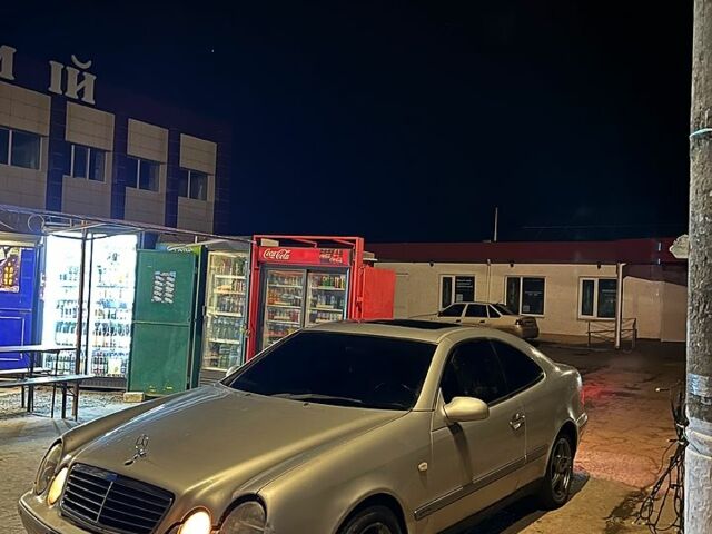 Серый Мерседес ЦЛК-Класс, объемом двигателя 2 л и пробегом 240 тыс. км за 2000 $, фото 3 на Automoto.ua