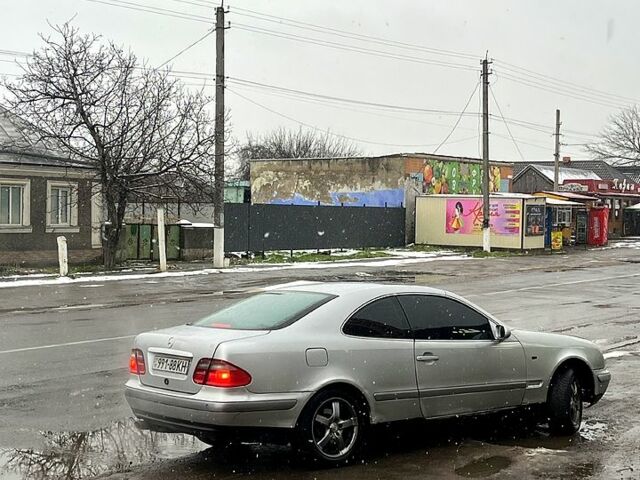 Серый Мерседес ЦЛК-Класс, объемом двигателя 2 л и пробегом 240 тыс. км за 2000 $, фото 1 на Automoto.ua