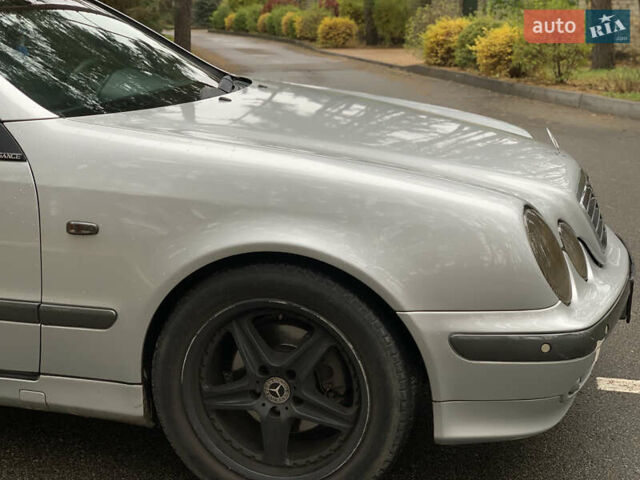 Серый Мерседес ЦЛК-Класс, объемом двигателя 2 л и пробегом 350 тыс. км за 3200 $, фото 3 на Automoto.ua