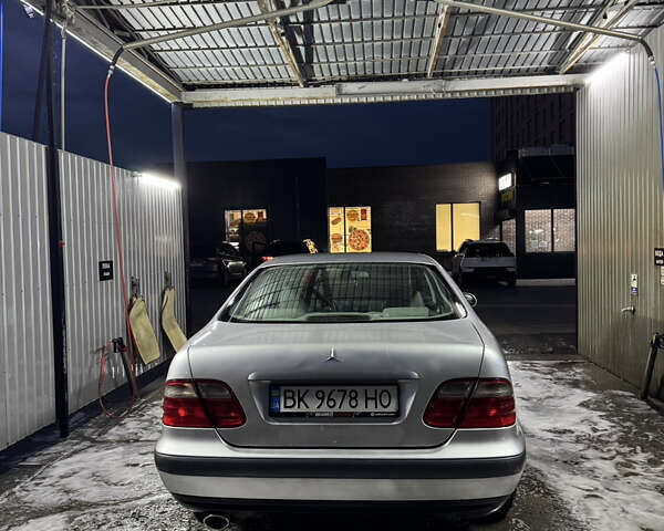 Серый Мерседес ЦЛК-Класс, объемом двигателя 2 л и пробегом 461 тыс. км за 2850 $, фото 3 на Automoto.ua