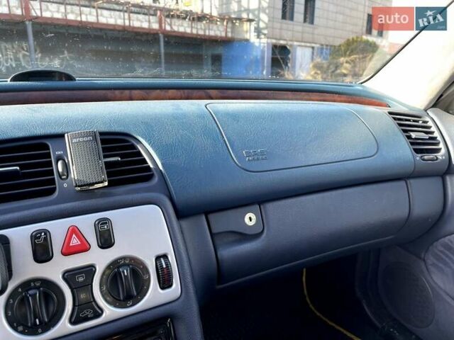 Серый Мерседес ЦЛК-Класс, объемом двигателя 3.2 л и пробегом 307 тыс. км за 3799 $, фото 7 на Automoto.ua